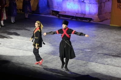 فرقة نادي الجيل تقدم فلكلور وتراث الشركس على المسرح الجنوبي