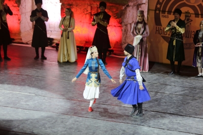 فرقة نادي الجيل تقدم فلكلور وتراث الشركس على المسرح الجنوبي