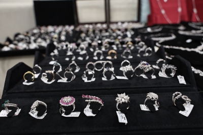 شرطة دبي تسترد حقيبة مجوهرات لتاجر تبلغ قيمتها مليون درهم