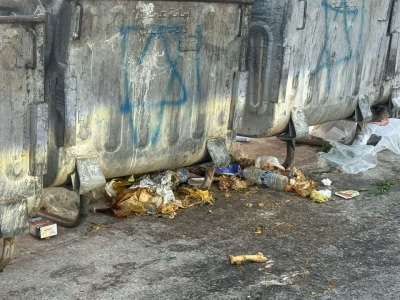 شكوى من توزيع حاويات القمامة في دير غبار - صور