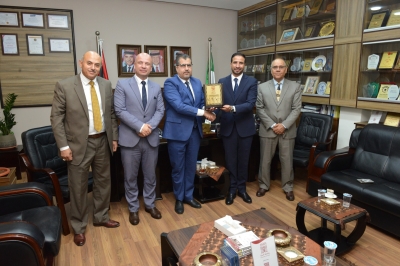 جامعة البترا تكرّم الإعلامي محمد الفايز مراسل قناة المملكة