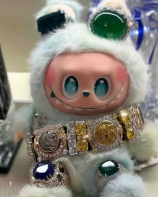 طفل يحطم مقتنيات فاخرة بالاف الدورلات بسبب لابوبو .. ما القصة