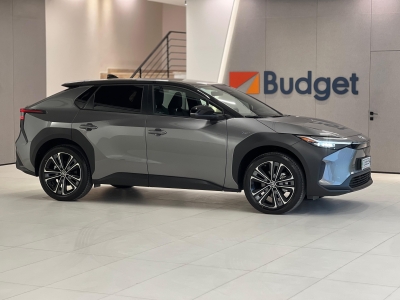 بدجت لتأجير السيارات تعزز أسطولها بسيارة تويوتا bZ4X الكهربائية اليابانية بالكامل