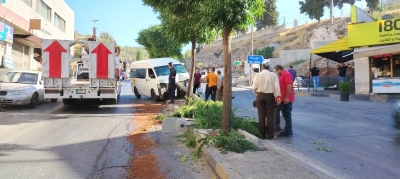 حافلة تقتلع عمود كهرباء في عجلون وإصابات بين الركاب  - صور