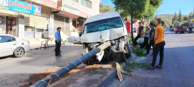 حافلة تقتلع عمود كهرباء في عجلون وإصابات بين الركاب  - صور