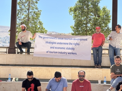 أدلاء السياحة ينظمون وقفة احتجاجية في ساحة مركز زوار البترا - صور