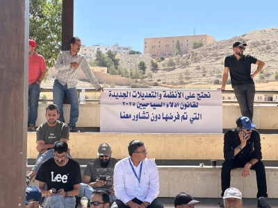 أدلاء السياحة ينظمون وقفة احتجاجية في ساحة مركز زوار البترا - صور