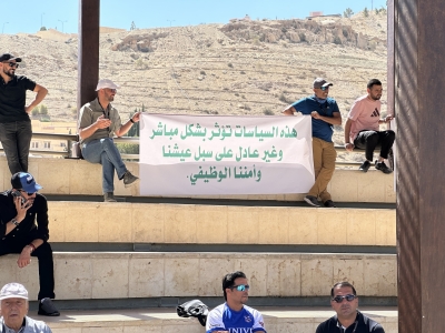 أدلاء السياحة ينظمون وقفة احتجاجية في ساحة مركز زوار البترا - صور