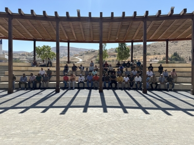 أدلاء السياحة ينظمون وقفة احتجاجية في ساحة مركز زوار البترا - صور