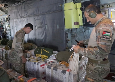 40 طناً من المساعدات الغذائية تُسقطها طائرات أردنية ودولية على غزة - صور