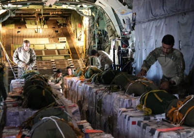 40 طناً من المساعدات الغذائية تُسقطها طائرات أردنية ودولية على غزة - صور