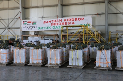 40 طناً من المساعدات الغذائية تُسقطها طائرات أردنية ودولية على غزة - صور