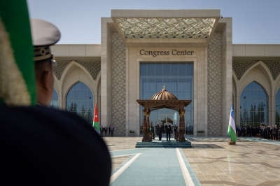 الملك يصل سمرقند لحضور أعمال المؤتمر