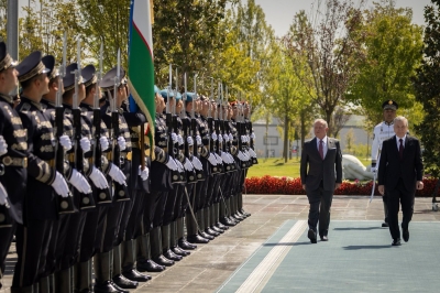 الملك يصل سمرقند لحضور أعمال المؤتمر