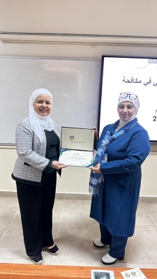 خريجة صيدلة (عمان العربية) تقدم ورشة توعوية حول المسؤولية المهنية للصيدلاني في مكافحة المخدرات