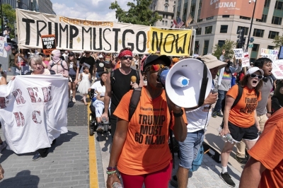 سكان واشنطن يحتجون ويطالبون بخروج الحرس الوطني من المدينة - صور