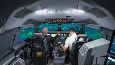 الملك يزور الشركة الأردنية لتدريب الطيران - صور