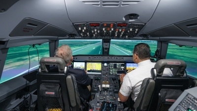 الملك يزور الشركة الأردنية لتدريب الطيران - صور