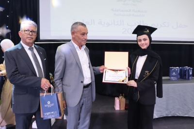 جامعة عمان العربية تحتفي بالطلبة المتفوقين وتستعرض تخصصاتها الجديدة في مدارس الحصاد - صور