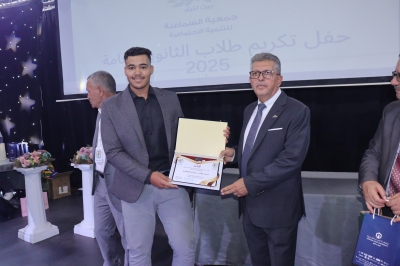 جامعة عمان العربية تحتفي بالطلبة المتفوقين وتستعرض تخصصاتها الجديدة في مدارس الحصاد - صور