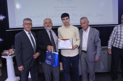 جامعة عمان العربية تحتفي بالطلبة المتفوقين وتستعرض تخصصاتها الجديدة في مدارس الحصاد - صور