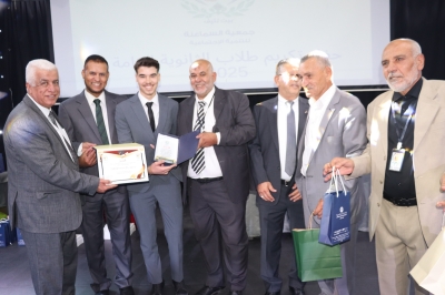 جامعة عمان العربية تحتفي بالطلبة المتفوقين وتستعرض تخصصاتها الجديدة في مدارس الحصاد - صور