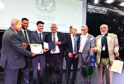 جامعة عمان العربية تحتفي بالطلبة المتفوقين وتستعرض تخصصاتها الجديدة في مدارس الحصاد - صور