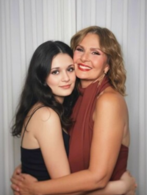 يسرا تحتضن نفسها!