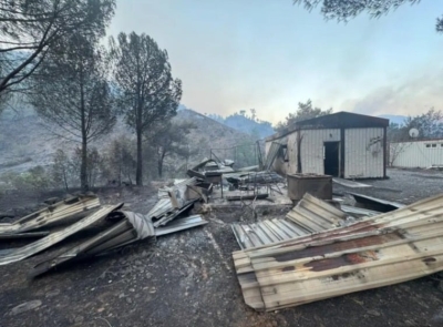 حريق هائل يلتهم منتجعاً في تركيا.. لحظات رعب وهروب جماعي للسياح