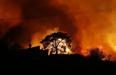 حريق هائل يلتهم منتجعاً في تركيا.. لحظات رعب وهروب جماعي للسياح