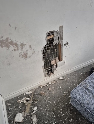 طفل يأكل الجدران والسجاد وعائلة تبحث عن حل - صور