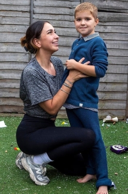 طفل يأكل الجدران والسجاد وعائلة تبحث عن حل - صور