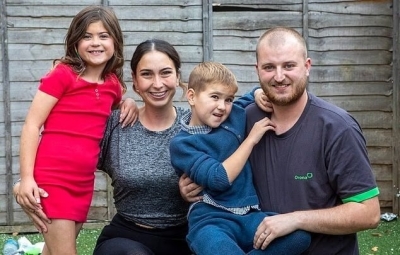 طفل يأكل الجدران والسجاد وعائلة تبحث عن حل - صور