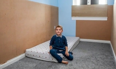 طفل يأكل الجدران والسجاد وعائلة تبحث عن حل - صور