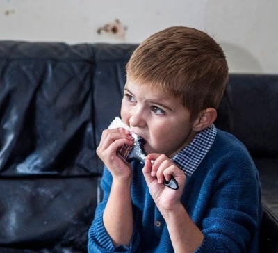 طفل يأكل الجدران والسجاد وعائلة تبحث عن حل - صور