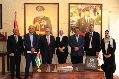 نفاع يقدم التهاني للداوود .