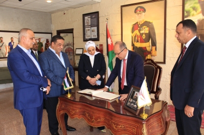 نفاع يقدم التهاني للداوود .