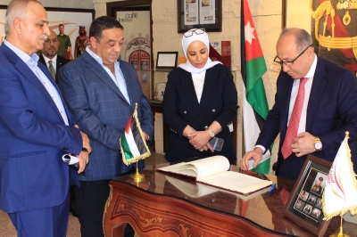 نفاع يقدم التهاني للداوود .