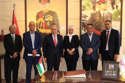 نفاع يقدم التهاني للداوود .