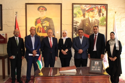 نفاع يقدم التهاني للداوود .