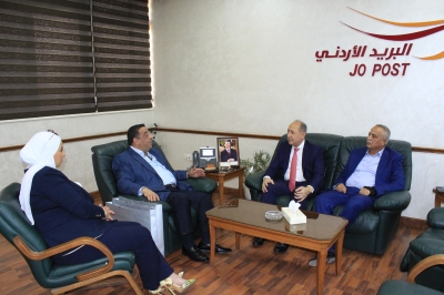 نفاع يقدم التهاني للداوود .