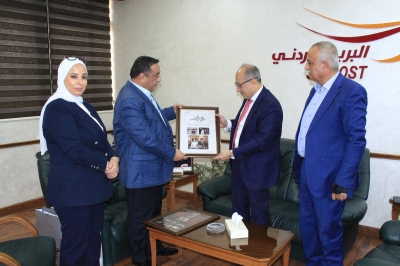 نفاع يقدم التهاني للداوود .