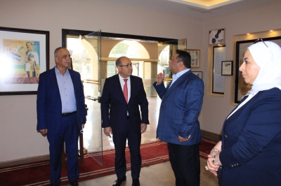 نفاع يقدم التهاني للداوود .