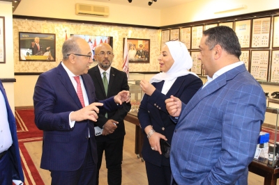 نفاع يقدم التهاني للداوود .