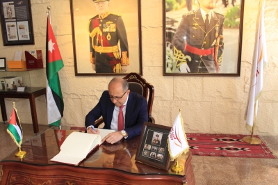 نفاع يقدم التهاني للداوود .