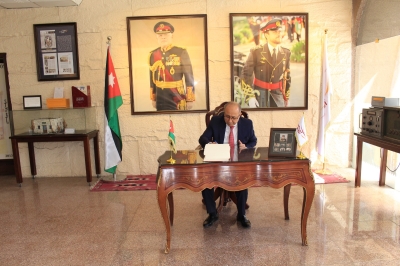 نفاع يقدم التهاني للداوود .