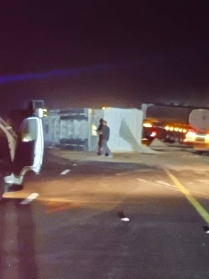 بالصور .. اغلاق لحركة السير بالكامل على الطريق الصحراوي باتجاه الجنوب