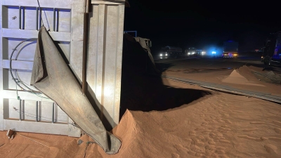 بالصور .. اغلاق لحركة السير بالكامل على الطريق الصحراوي باتجاه الجنوب