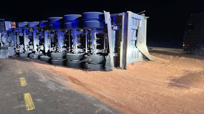 بالصور .. اغلاق لحركة السير بالكامل على الطريق الصحراوي باتجاه الجنوب