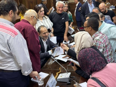 الطبيب مصطفى المعايطة يشهر كتاب ( لاجلك باح الصخر في الجنوب )  - صور 